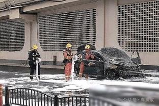 全武行？利雅得胜利、阿尔艾因球迷爆发冲突，当街动手打架